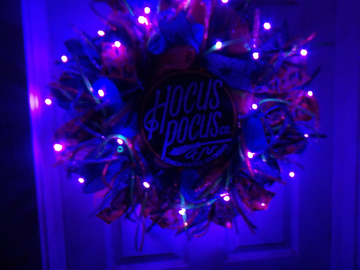 ๐งโโ๏ธ Hocus Pocus Halloween Wreath โ "Enchanted Brooms" Sign with Lights