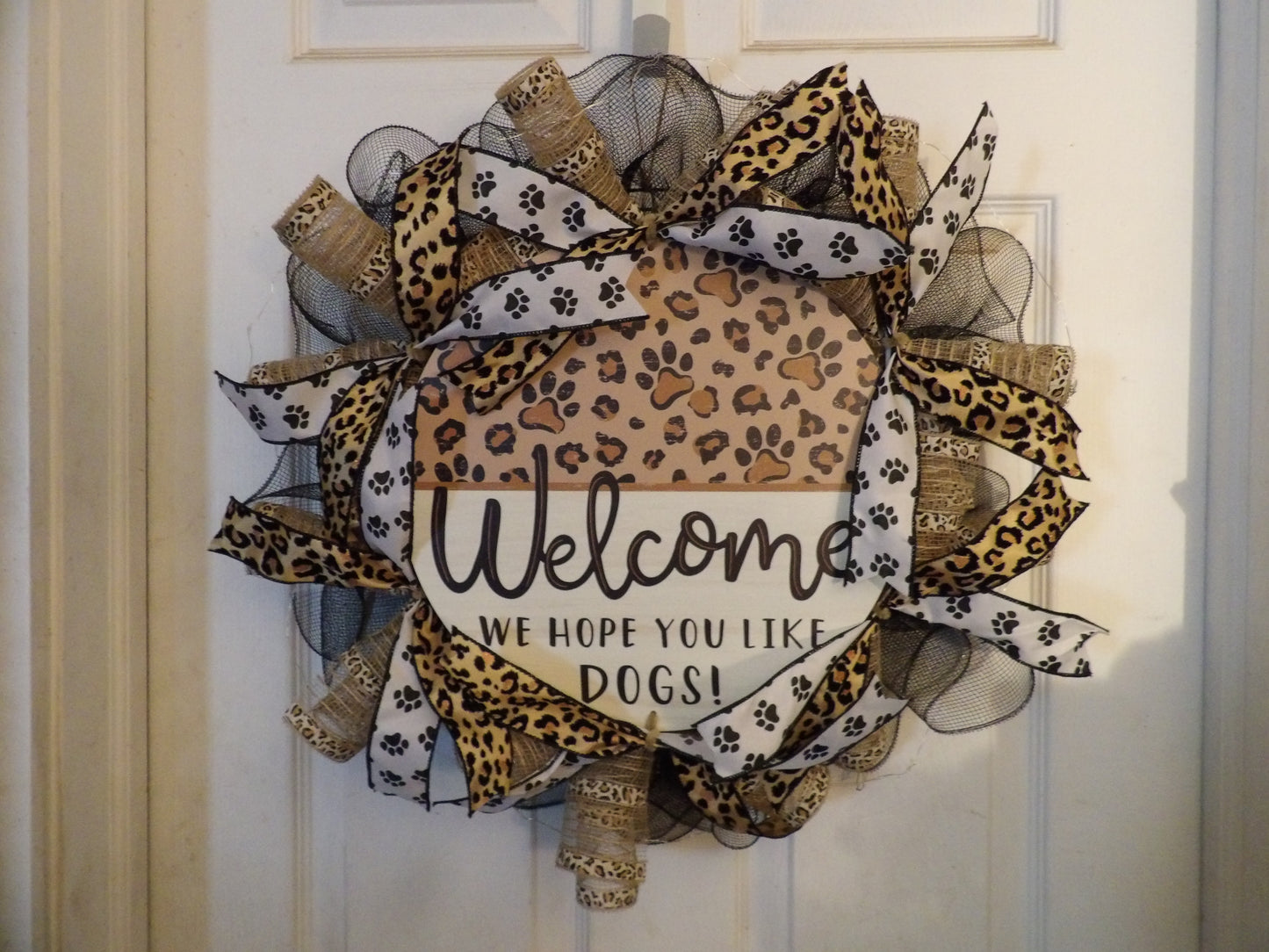 Dog Lover Welcome Wreath – 14 Inch Metal Sign